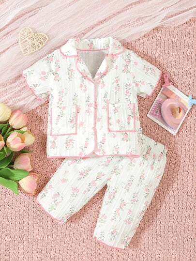 SHEIN طقم بيجامة بسيطة للفتيات مكون من شورت بطباعة زهور والبلوزة قصيرة الأكمام 2 قطعة