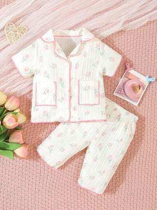 SHEIN مجموعة بيجامات للطفلة 2قطعة، شورت وتيشرت برقبة قصيرة بطبعة زهور وردية خفيفة الوزن، ملابس منزلية عادية