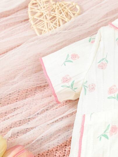 SHEIN مجموعة بيجامات للطفلة 2قطعة، شورت وتيشرت برقبة قصيرة بطبعة زهور وردية خفيفة الوزن، ملابس منزلية عادية