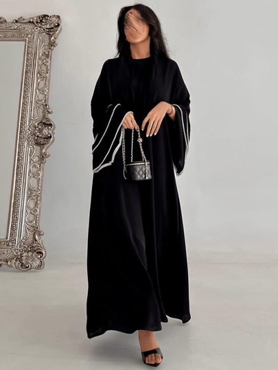 العباية العربية الطويلة ذات الأكمام الطويلة بالأسود المتواضع مع أساور من اللؤلؤ الاصطناعية، ملابس خارجية نسائية عصرية ، رداء