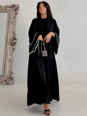 العباية العربية الطويلة ذات الأكمام الطويلة بالأسود المتواضع مع أساور من اللؤلؤ الاصطناعية، ملابس خارجية نسائية عصرية ، رداء