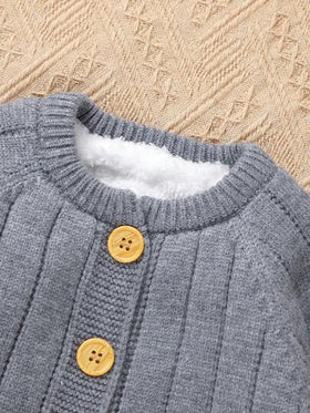 SHEIN جمبسوت كنزة صوفية صوفية طويلة الأكمام مبطنة مجزأة بأزرار أمامية للرضع الحديثي الولادة بتصميم بسيط