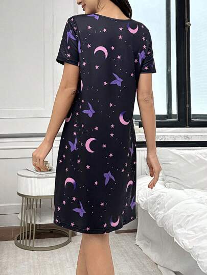Shein Underwear&Sleepwear Maternity ثوب نوم للحمل مع طباعة متناثرة للفراشة والنجوم والقمر، أكمام قصيرة مع أزرار أمامية