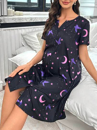 Shein Underwear&Sleepwear Maternity ثوب نوم للحمل مع طباعة متناثرة للفراشة والنجوم والقمر، أكمام قصيرة مع أزرار أمامية