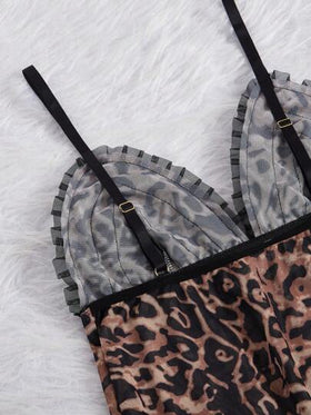 SHEIN طقم من قطعتين قميص كامي بطبعة نمر بتطريز كشكش بتباين وبنطلون