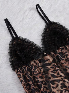 SHEIN طقم من قطعتين قميص كامي بطبعة نمر بتطريز كشكش بتباين وبنطلون
