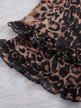 SHEIN طقم من قطعتين قميص كامي بطبعة نمر بتطريز كشكش بتباين وبنطلون