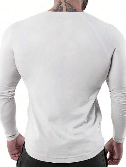 Manfinity Sport Corelite تي شيرت رياضة طويل الأكمام بياقة دائرية بطبعة ثور، طراز الخطيب، رياضي وكاجوال للرجال