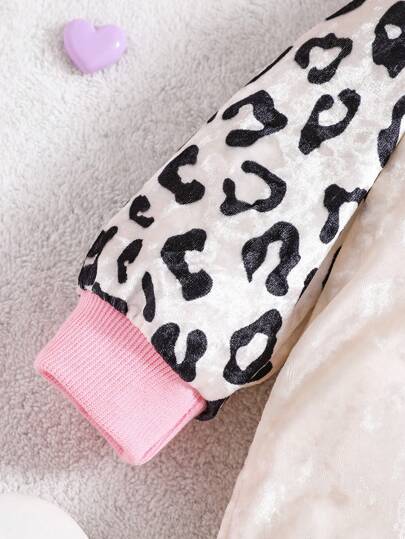 SHEIN ترومبير طويل الأكمام مخملي مطبوع بالنمر والقلب بسيط للرضع البنات