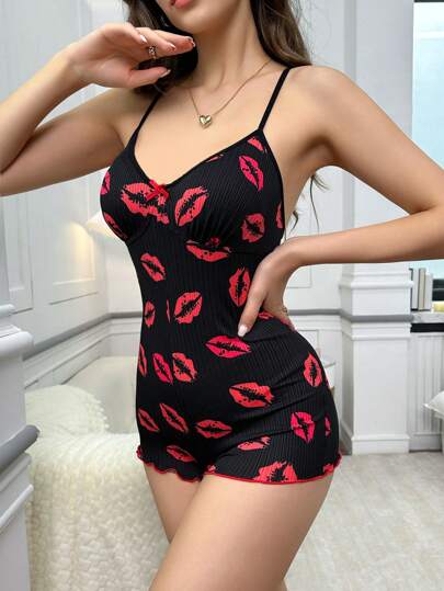 SHEIN رومبير نوم للنساء بحمالات متقاطعة بطبعة الشفاه