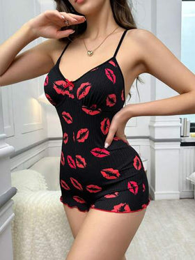 SHEIN رومبير نوم للنساء بحمالات متقاطعة بطبعة الشفاه