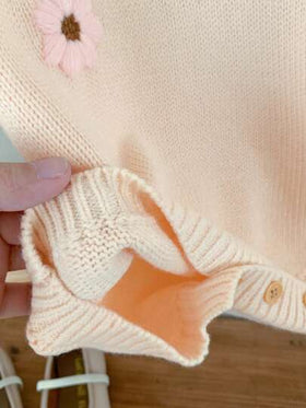 SHEIN مجموعة جمبسوت قفز للأطفال الرضع مع تطريز زهري 2 قطعة، جمبسوت قفز طويلة الأكمام + طقم قبعة