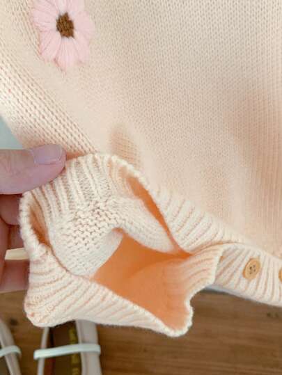SHEIN مجموعة جمبسوت قفز للأطفال الرضع مع تطريز زهري 2 قطعة، جمبسوت قفز طويلة الأكمام + طقم قبعة