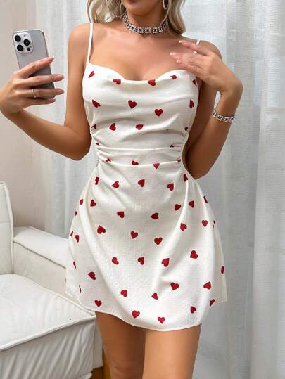 SHEIN ملابس نوم نسائية مع خصر مفتوح، حمالات سباغيتي مجعدة، وتصميم مطبوع