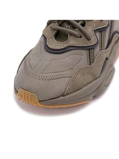 Adidas حذاء OZWEEGO Clover للرجال والنساء بتصميم شبكي عتيق، حذاء رياضي كاجوال منخفض الارتفاع EE6461