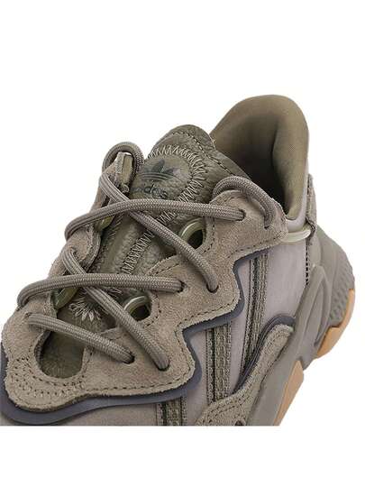 Adidas حذاء OZWEEGO Clover للرجال والنساء بتصميم شبكي عتيق، حذاء رياضي كاجوال منخفض الارتفاع EE6461