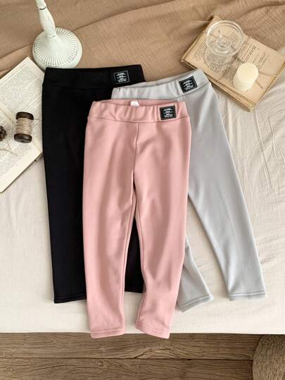 SHEIN LMoss Kids طقم ملابس شتوية للفتيات الصغيرات 3 قطع، كولكشن من الألوان موحد اللون والشعار المطبوع، طقم بنطلون جينز بطبقة داخلية قطنية دافئة، مناسب للارتداء اليومي والمدرسي ، للخريف/الشتاء