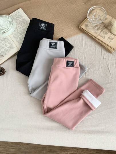SHEIN LMoss Kids طقم ملابس شتوية للفتيات الصغيرات 3 قطع، كولكشن من الألوان موحد اللون والشعار المطبوع، طقم بنطلون جينز بطبقة داخلية قطنية دافئة، مناسب للارتداء اليومي والمدرسي ، للخريف/الشتاء