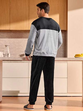 Manfinity Underwear&Sleepwear Basics مجموعة بيجامة رجالية من قطعتين (ملابس علوية بياقة طاقم وبنطلون) ذات لون متباين، أكمام طويلة وجيب، ملابس منزلية دافئة وناعمة للخريف والشتاء
