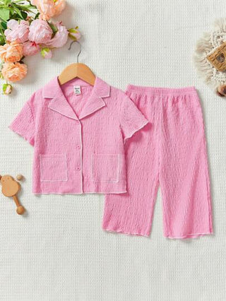 SHEIN طقم بيجاما مكون من قطعتين للفتيات الصغيرات، جاكار مرفوع مع أكمام قصيرة - مريح وجذاب
