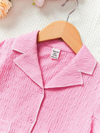 SHEIN طقم بيجاما مكون من قطعتين للفتيات الصغيرات، جاكار مرفوع مع أكمام قصيرة - مريح وجذاب