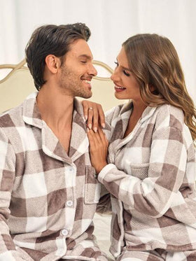 SHEIN قميص وبنطلون مجموعة ملابس منزلية من الفليس الناعم، بنقشة مربعات بسيطة باللون الخاكي، ملابس خريف وشتاء دافئة ومريحة، قطعتان