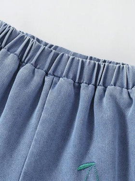 SHEIN طقم تي شيرت تي شيرت بطبعة تطريز فتاة صغيرة وبنطال جينز ذو طراز عتيق، قطعتان