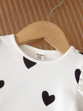 SHEIN بدلة داخلية للأطفال حديثي الولادة من البنات، بنمط قلب محبوك باللون العاجي، ذات أكمام طويلة وأزرار للارتداء، مناسبة للخريف والشتاء