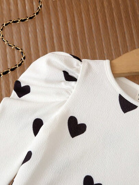 SHEIN بدلة داخلية للأطفال حديثي الولادة من البنات، بنمط قلب محبوك باللون العاجي، ذات أكمام طويلة وأزرار للارتداء، مناسبة للخريف والشتاء