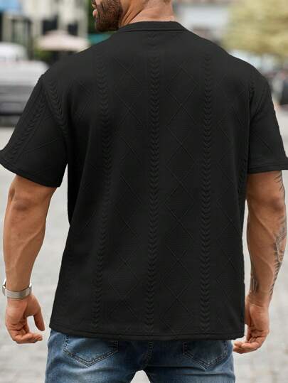 Manfinity Homme تي شيرت T بأكمام قصيرة بطباعة حرف مموج متوفر بمقاسات كبيرة للرجال ،موديل صيفي