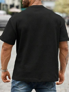 Manfinity Homme تي شيرت T بأكمام قصيرة بطباعة حرف مموج متوفر بمقاسات كبيرة للرجال ،موديل صيفي