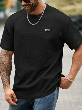Manfinity Homme تي شيرت T بأكمام قصيرة بطباعة حرف مموج متوفر بمقاسات كبيرة للرجال ،موديل صيفي