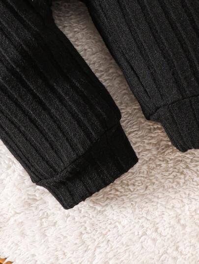 SHEIN جمبسوت قطعة واحدة من القطيفة ذات لون أحادي للأولاد الرضع، طراز كاجوال ناعم ومريح مناسب للخروجات في فصلي الخريف والشتاء، اللعب في الهواء الطلق، العطلات، الحياة اليومية، السفر، تأتي مع قبعة