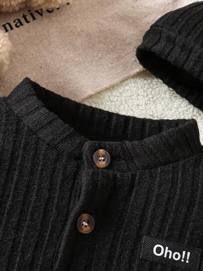 SHEIN جمبسوت قطعة واحدة من القطيفة ذات لون أحادي للأولاد الرضع، طراز كاجوال ناعم ومريح مناسب للخروجات في فصلي الخريف والشتاء، اللعب في الهواء الطلق، العطلات، الحياة اليومية، السفر، تأتي مع قبعة