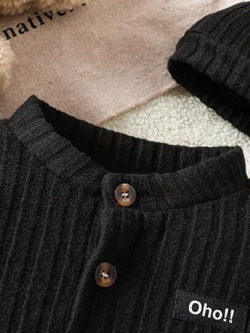 SHEIN جمبسوت قطعة واحدة من القطيفة ذات لون أحادي للأولاد الرضع، طراز كاجوال ناعم ومريح مناسب للخروجات في فصلي الخريف والشتاء، اللعب في الهواء الطلق، العطلات، الحياة اليومية، السفر، تأتي مع قبعة