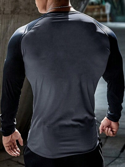 Manfinity Sport Corelite قميص كاجوال رياضي بأكمام رغلان بطباعة بار الأثقال بطريقة تباين اللون لطراز صديق للرجال