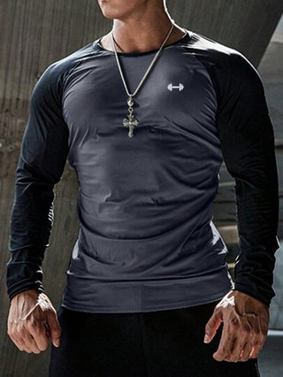Manfinity Sport Corelite قميص كاجوال رياضي بأكمام رغلان بطباعة بار الأثقال بطريقة تباين اللون لطراز صديق للرجال