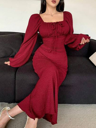 Modelyn فستان سهرة طويل بياقة مربعة ومطوي وأكمام طويلة مع ربطة أمامية