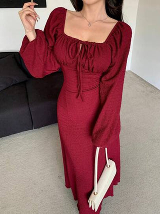 Modelyn فستان سهرة طويل بياقة مربعة ومطوي وأكمام طويلة مع ربطة أمامية