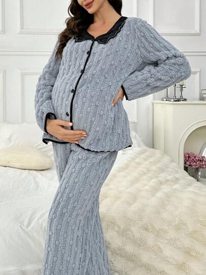 Shein Underwear&Sleepwear Maternity مجموعة بيجامة حمل قميص كردجان مخملي مطبع بياقة بيتر بان والبنطلون متباين اللون