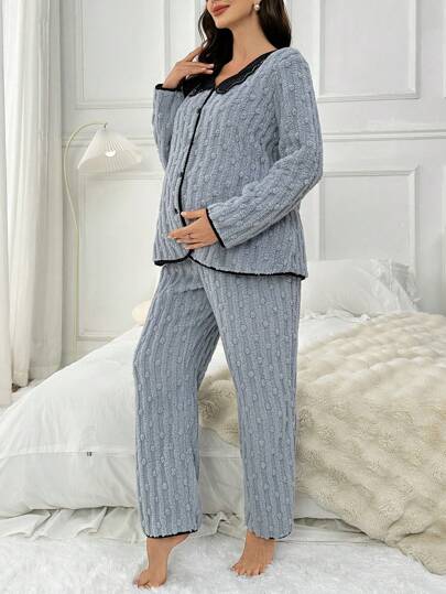 Shein Underwear&Sleepwear Maternity مجموعة بيجامة حمل قميص كردجان مخملي مطبع بياقة بيتر بان والبنطلون متباين اللون