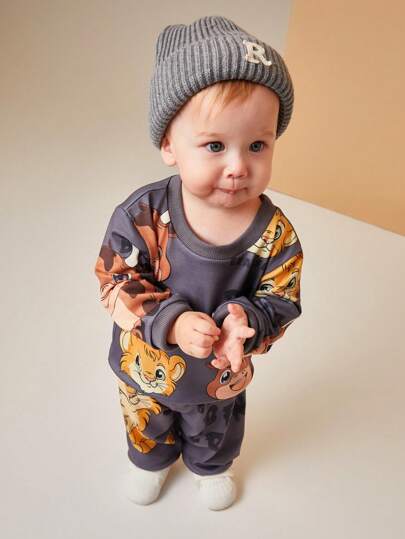 SHEIN Playful Pals طقم ملابس للأطفال الصغار, غير متماثل, مطبوع برسومات الأسد والوحيد القرن, متميز بتصاميم مبهجة للأسد والوحيد القرن على قماش ناعم ومريح, للارتداء الفريد والمرح