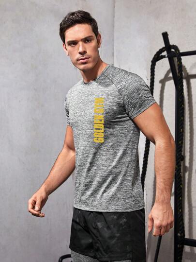 Manfinity Running تي شيرت رياضي كاجوال للرجال بنمط صديق المقاس ياقة مستديرة, أكمام راغلان قصيرة، مطبوع عليه حروف