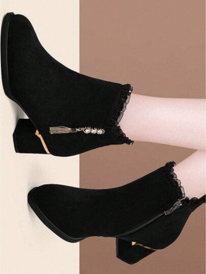 بوت الكاحل للنساء ذات كعب سميك منخفض مزينة بالراين ستور من قماش المخمل الصناعي، موديل جديد خريف/شتاء 2025