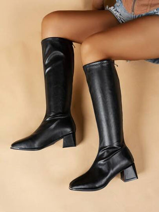 بوت نسائية بكعب كتلي وأصابع مربعة وسحاب دفع واحد في الخلف ذات لون أحادي للحرب، بوت طويلة إلى الركبة بطراز غربي عادي باللون الأسود
