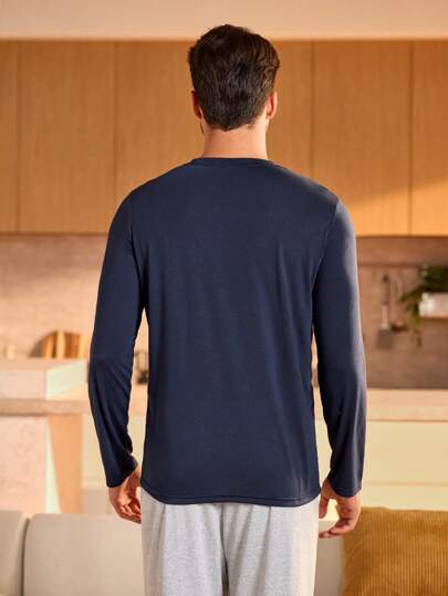 Manfinity Underwear&Sleepwear Basics ملابس علوية كاجوال بأكمام طويلة وياقة مستديرة مطبوع عليها حرف للرجال