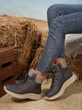 بوت ثلج نسائية مريحة وكاجوال، برقبة قصيرة، بتصميم أصابع قدم مستديرة وأربطة وسحاب جانبي، من جلد خفيف الوزن، مناسبة للارتداء مع معاطف الشتاء والفساتين، باللون الأزرق الجديد، مبطنة بفرو سميك ودافئ