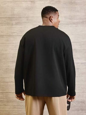 Manfinity Homme قميص كاجوال بياقة على شكل حرف V بأكمام طويلة ذو لون سادة للرجال كبار الحجم، مناسب للخروج في فصل الخريف