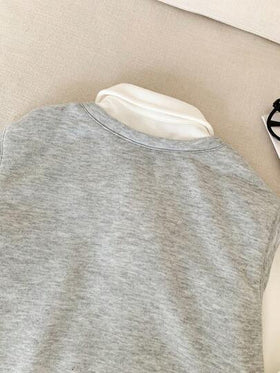 SHEIN 1 قطعة بلوزة رياضية بلون أبيض وأزرق فضفاضة بياقة على شكل حرف V لصبي كاجوال مناسبة للمدرسة، النزهات، فصل الخريف/الشتاء