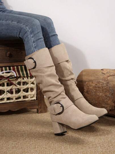 بوت تزلج طويلة الساق بتفصيل إبزيم منتفخ على الطراز الأوروبي والأمريكي لأحجام كبيرة، بكعب مخروطي وسحاب جانبي